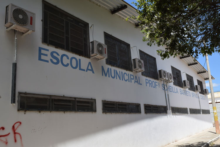 Mais de 800 aparelhos climatizadores estão sendo instalados nas escolas públicas de Brumado