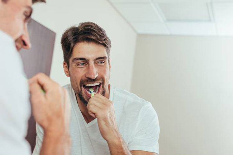 Não escovar os dentes aumenta risco de disfunção erétil, diz estudo