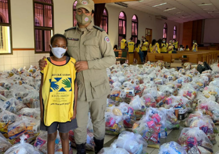 Patrulha Solidária entrega alimentos e brinquedos em Vitória da Conquista