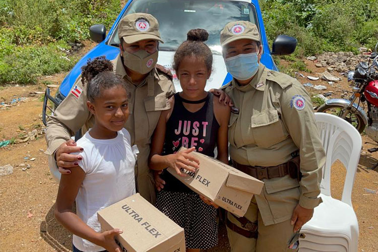 Polícia Militar entrega 450 tênis e meias a crianças e adolescentes em Vitória da Conquista