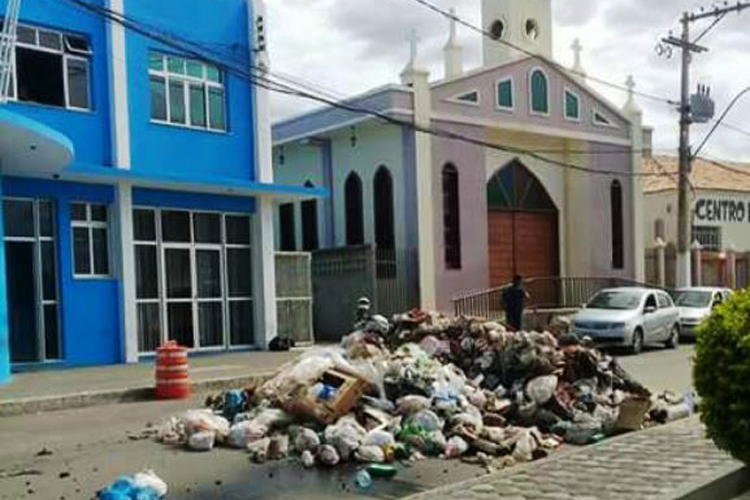 Anagé: Sem receber há 4 meses, funcionários jogam lixo em frente à prefeitura