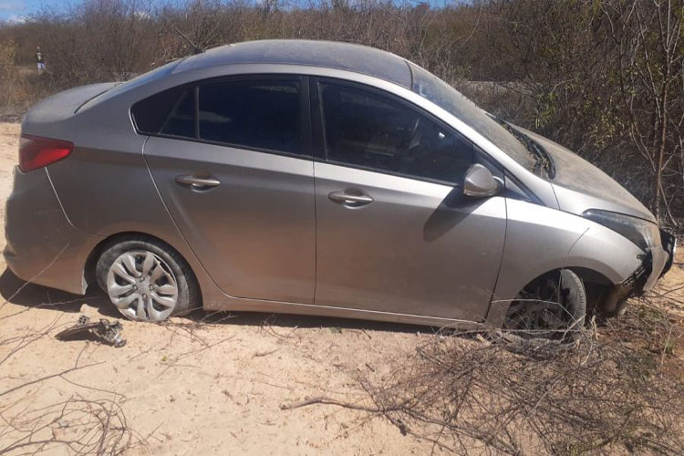 Tanhaçu: Motorista perde controle da direção após carro cair em buraco na BA-026