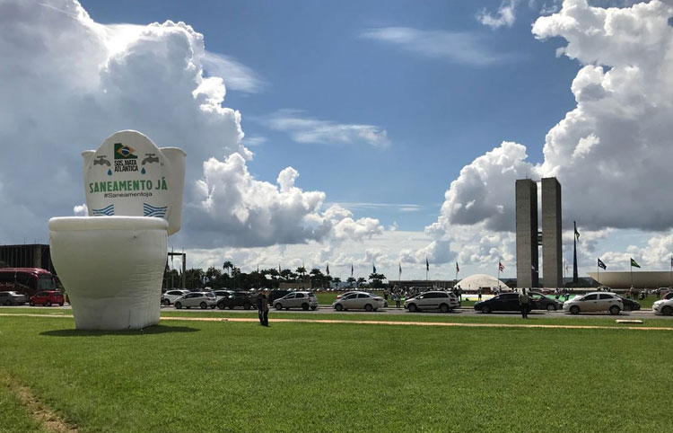 Vaso sanitário de 12m é inflado na Esplanada