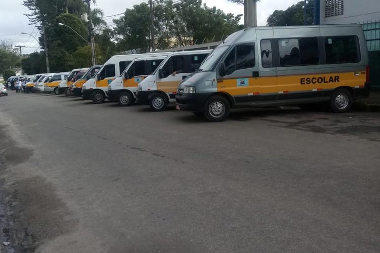 Motoristas de transporte escolar fazem manifestação em Vitória da Conquista por falta de auxílio