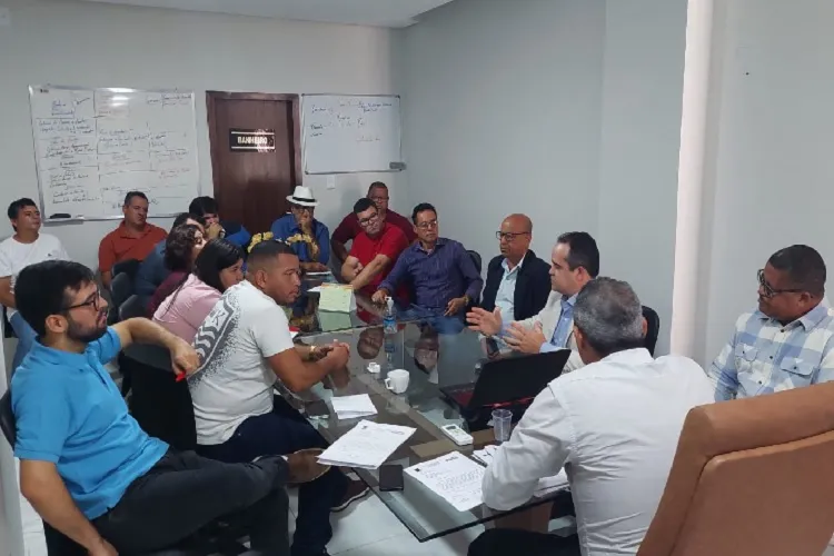 Vereadores se reúnem com empresa e debatem projeto para retorno da área azul em Brumado