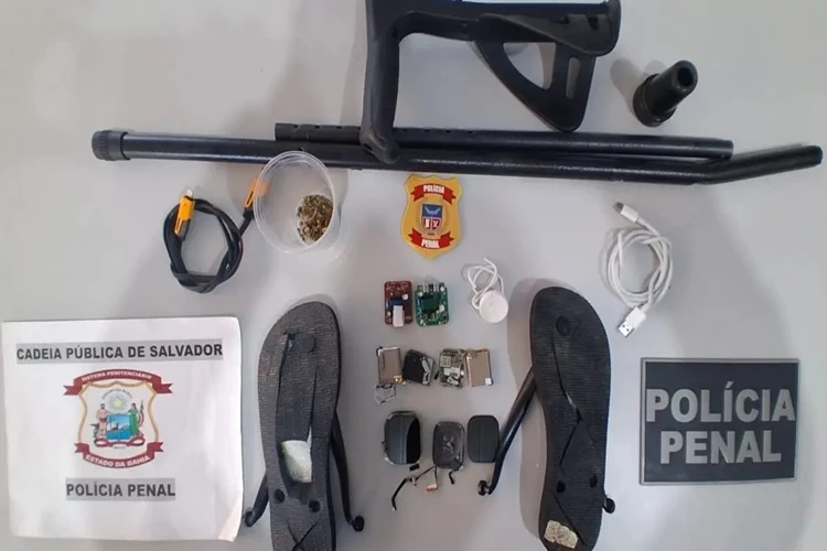 Idosa tenta entrar com drogas e eletrônicos em muleta e chinelo na Cadeia de Salvador
