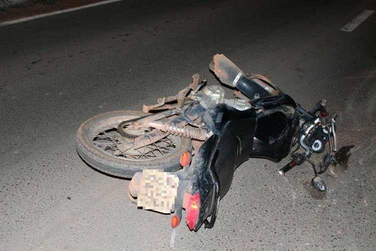 BR-242: Motociclista morre após bater em carreta e ser arrastado por cerca de 50 metros