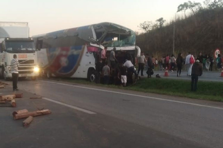 Caminhão carregado com madeira colide com ônibus de Brumado no interior de Minas Gerais