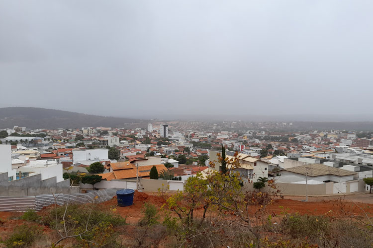 Brumado tem manhã de garoa e baixa temperatura; moradores estão gostando do frio