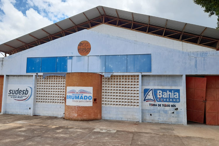 Brumado: Com ginásio abandonado e depredado, jovens mantêm limpeza para prática de futsal