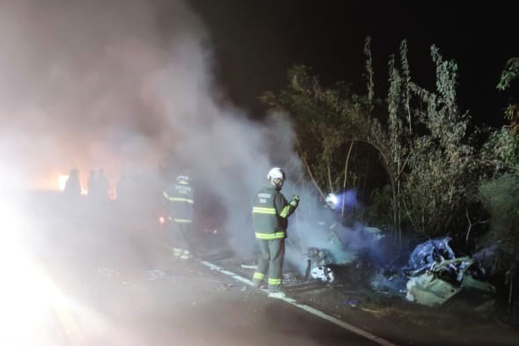 Candiba: Três pessoas morrem carbonizadas em acidente envolvendo carro e caminhão na BR-122