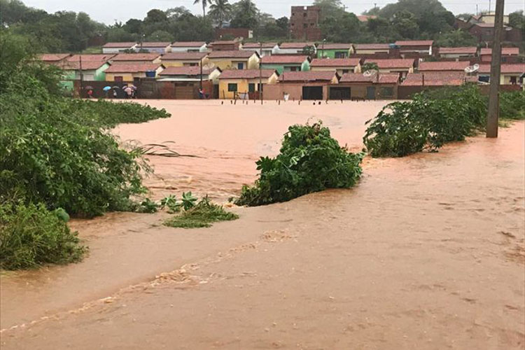 Chuva inunda parte da cidade e deixa dezenas de desabrigados em Igaporã