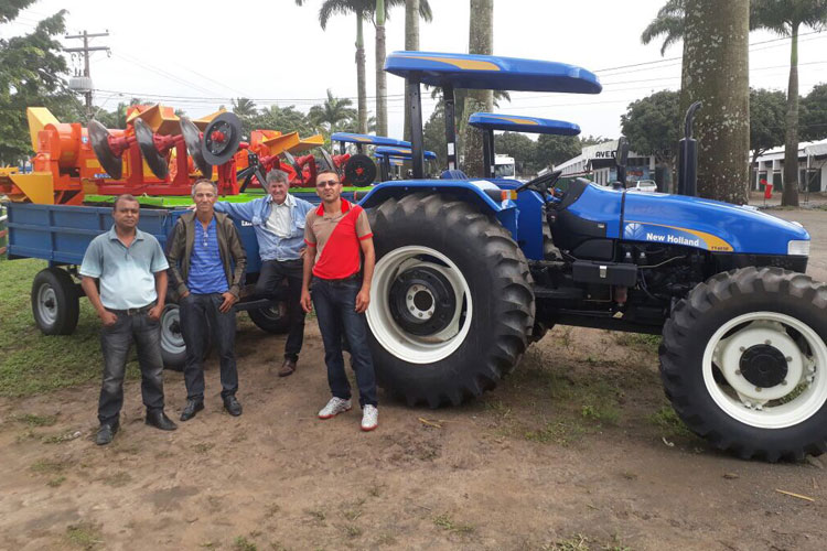 Deputado Luciano Ribeiro destina tratores agrícolas aos municípios de Licínio de Almeida e Guajeru