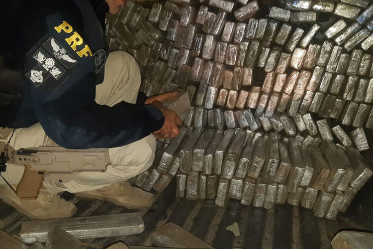Homem é preso com mais de meia tonelada de maconha em caminhonete de luxo na Bahia