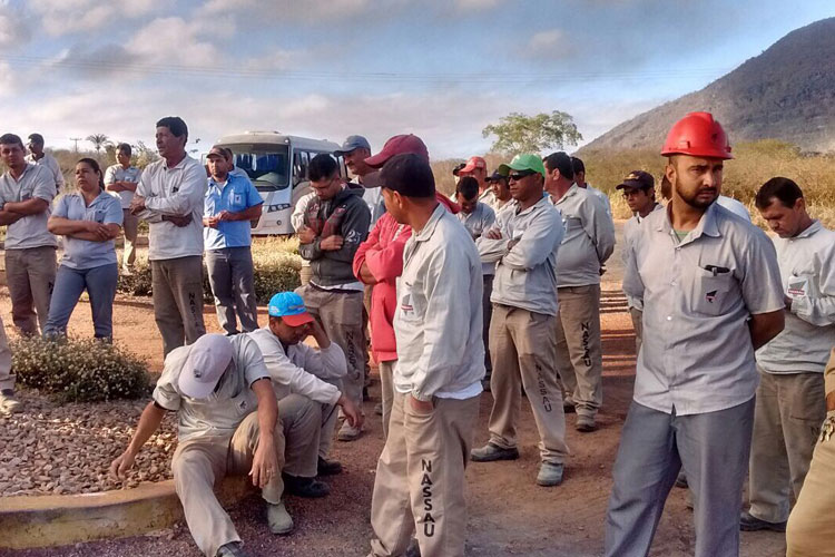 Trabalhadores de fábrica de cimento entram em greve em Ituaçu