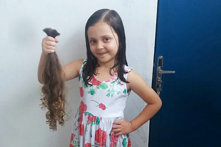 Guajeru: Menina de cinco anos corta o cabelo pela primeira vez e doa ao Instituto do Câncer