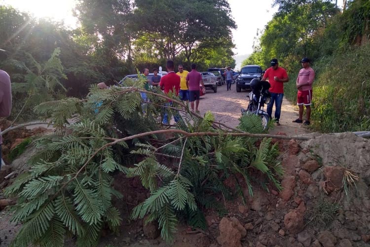 Sudoeste da Bahia: Moradores reivindicam melhorias na BA-130 e interditam estrada em manifestação