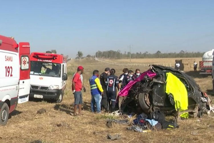 Acidente entre ambulância, carro e carreta deixa cinco pessoas mortas na BR-242 no oeste da Bahia