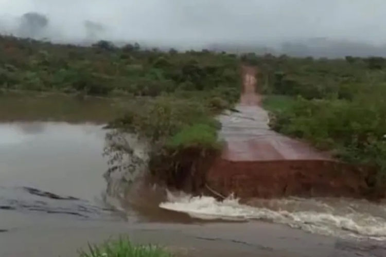 Chuvas destroem estradas e pontes em Mucugê