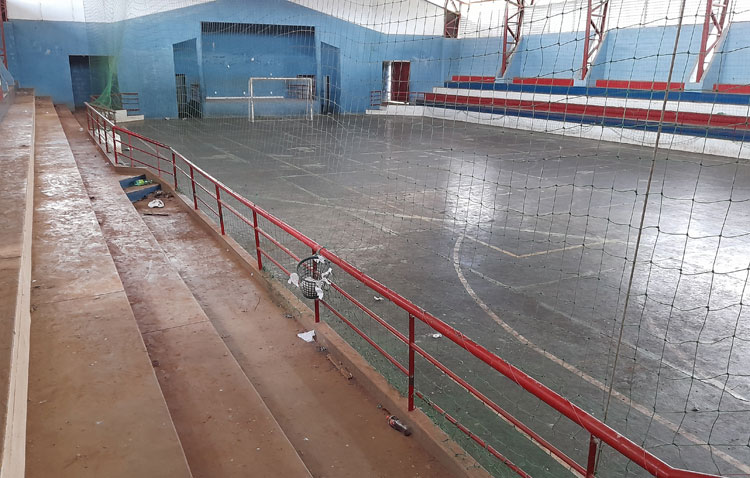 Brumado: Com ginásio abandonado e depredado, jovens mantêm limpeza para prática de futsal