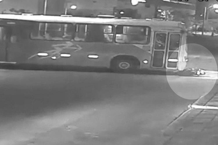 Câmera flagra momento em que motocicleta bate em ônibus no município de Vitória da Conquista