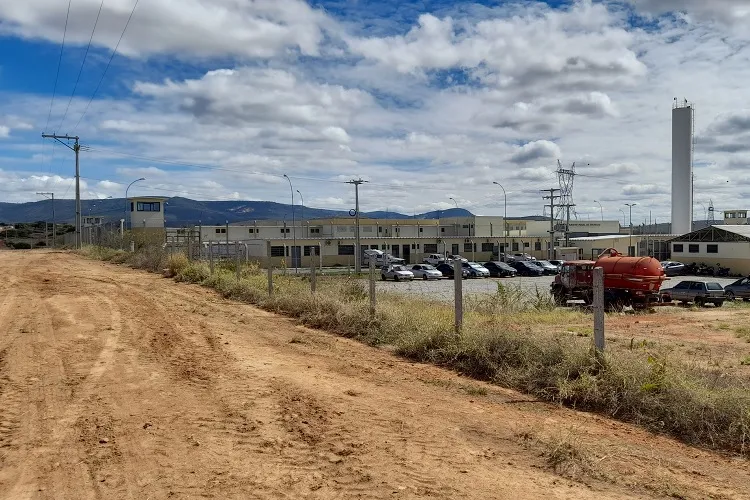 Acesso às escuras facilita arremesso de drogas e celulares no Conjunto Penal de Brumado