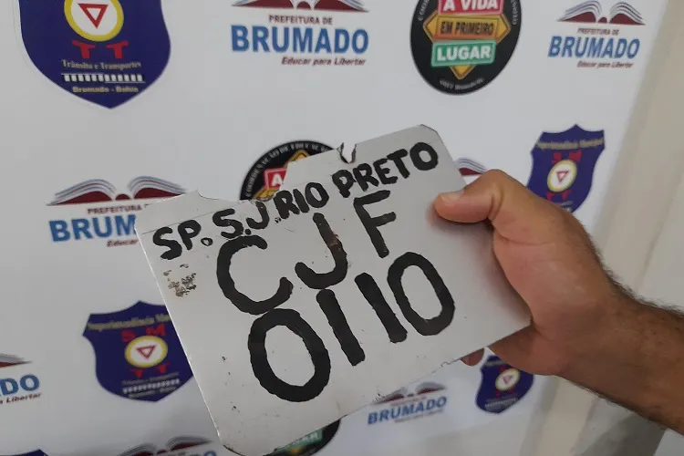 Placa caseira reforça grande número de placas clonadas circulando nas ruas de Brumado