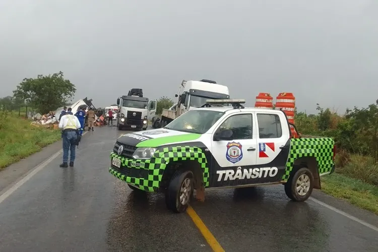 Guanambi: Acidente entre carreta e veículo de passeio ceifa a vida de jovem de 22 anos na BR-122