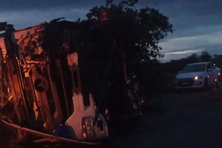 Guanambi: Acidente entre carreta e veículo de passeio ceifa a vida de jovem de 22 anos na BR-122