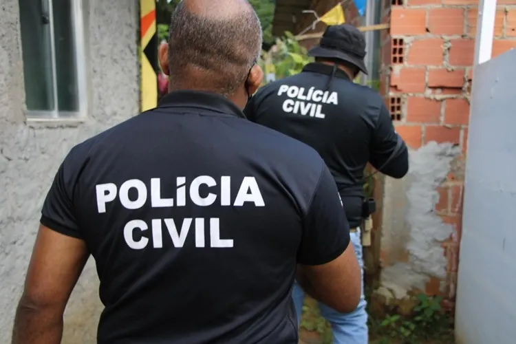 Homens são presos por posse ilegal de armas, drogas e adulteração de placas