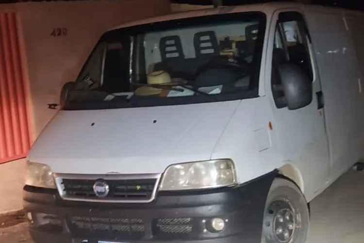 PM recupera veículo furtado dentro de garagem na cidade de Caetité