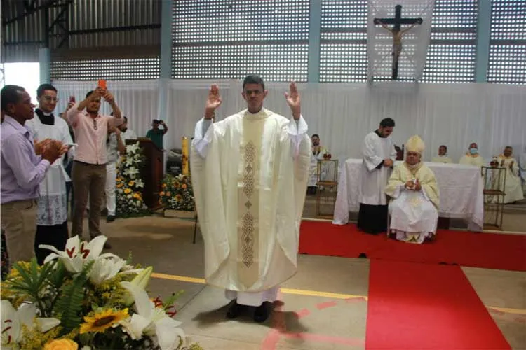 Novo pároco toma posse na Paróquia São Pedro Apóstolo em Aracatu