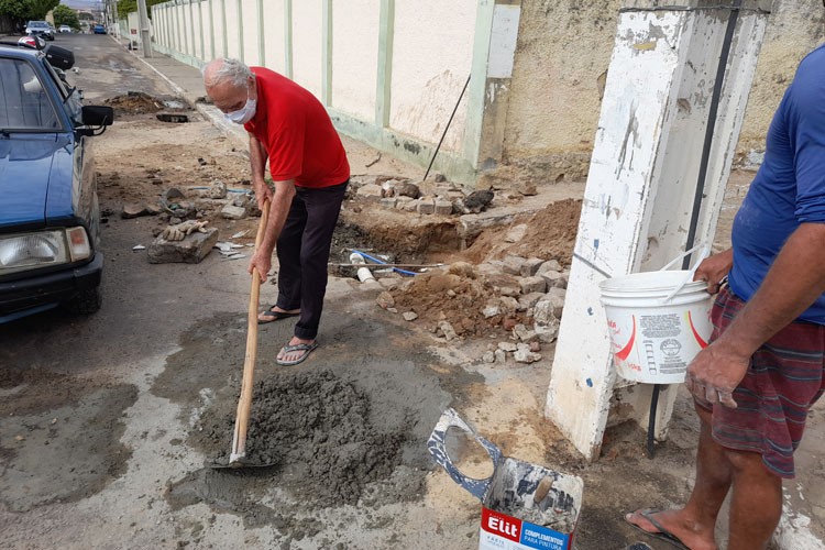 Brumado: Com prefeitura e Embasa de braços cruzados, idoso e vizinhos consertam esgoto estourado