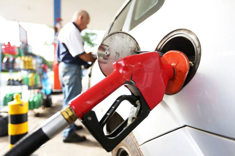 Petrobras anuncia 3ª redução seguida no preço da gasolina