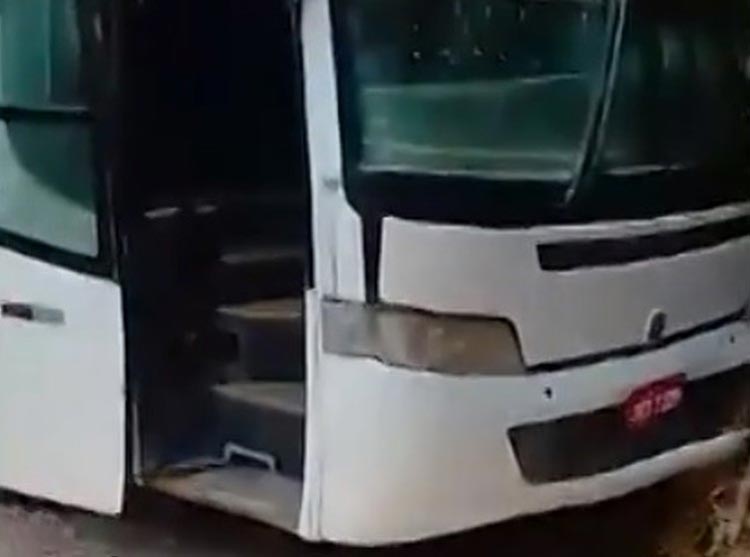 Eunápolis: Ônibus escolar com 12 alunos bate em barranco após perder freio