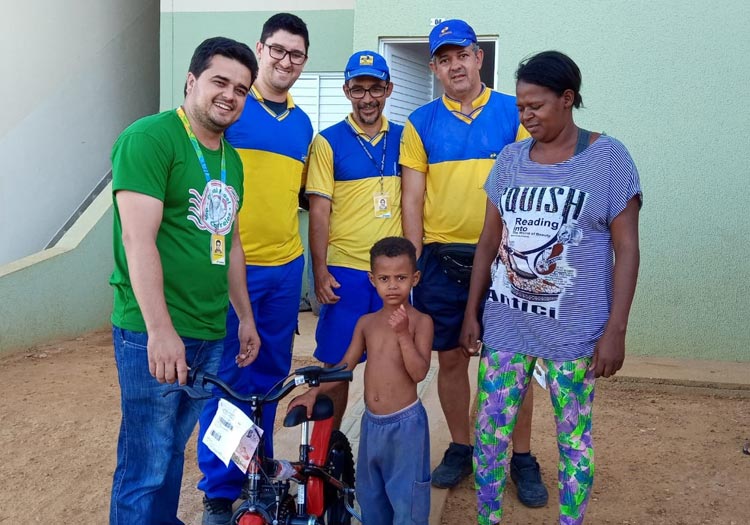 Campanha Papai Noel dos Correios realiza entrega de presentes em bairros da cidade de Caetité