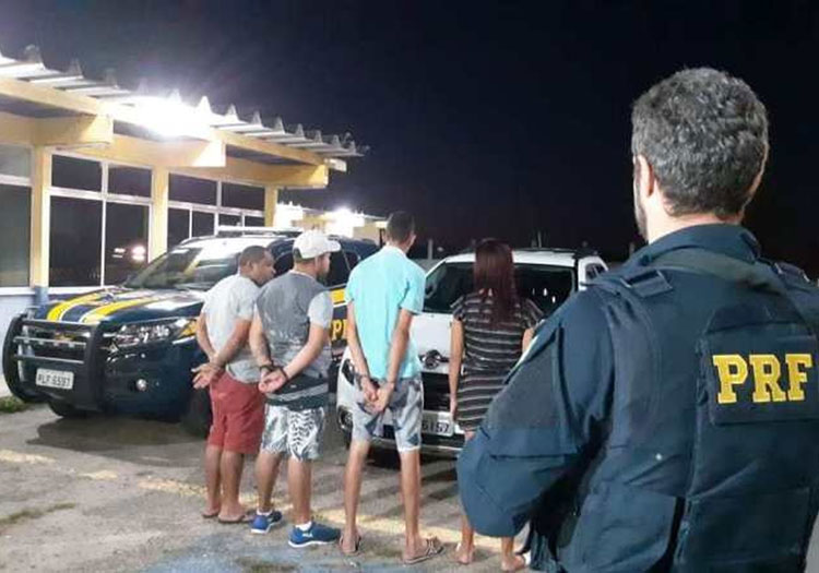 Grupo é preso em carro roubado com mais de R$ 5 mil em espécie, armas e munições