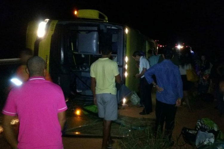 Idosa morre após passageiro de ônibus surtar e provocar acidente na BR-116 no sudoeste da Bahia