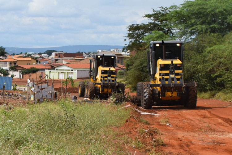 Brumado: Prefeitura mantém máquinas limpando terreno reintegrado na Fazenda Santa Inês