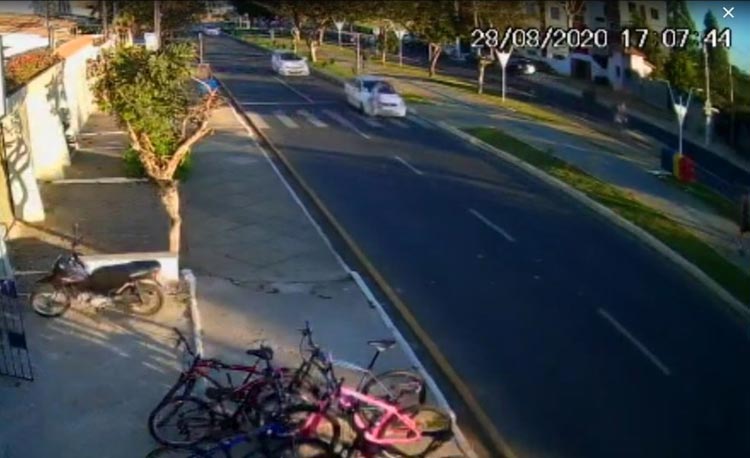 Vitória da Conquista: Vídeo flagra atropelamento de idosa ao atravessar rua em faixa de pedestre