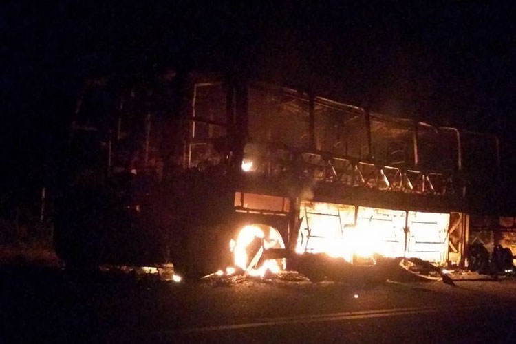 Ônibus interestadual fica destruído após pegar fogo na BA-262 entre Aracatu e Brumado