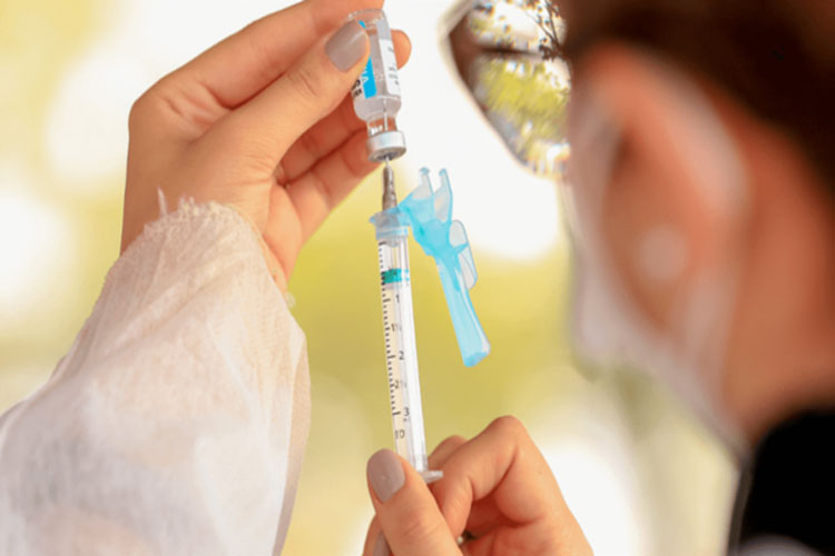 Vacinados que contraem Covid contaminam menos, diz estudo