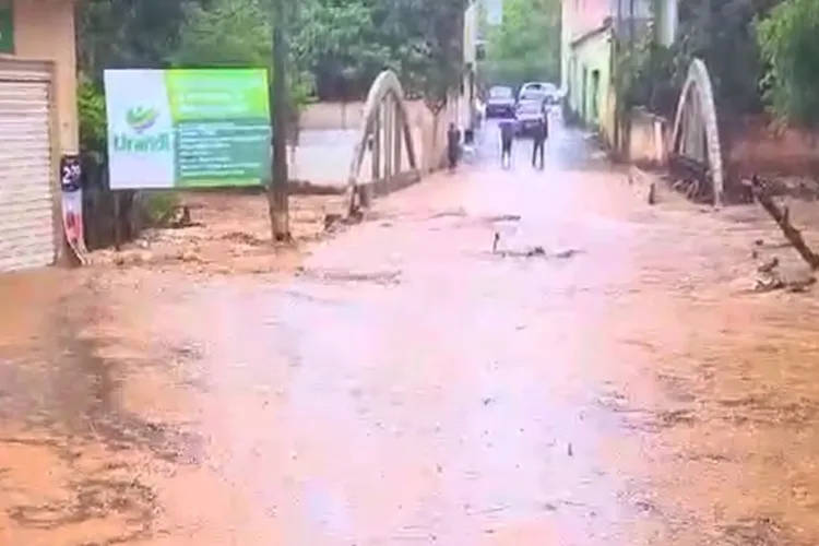 Forte chuva invade lojas e arrasta veículos em Urandi