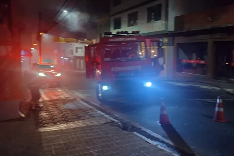 Depósito de loja  é atingido por incêndio em Vitória da Conquista