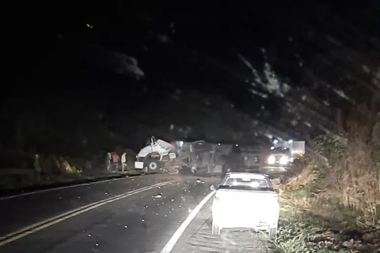 Carreta tomba na Serra dos Brindes e interdita BR-030 nos dois sentidos em Guanambi