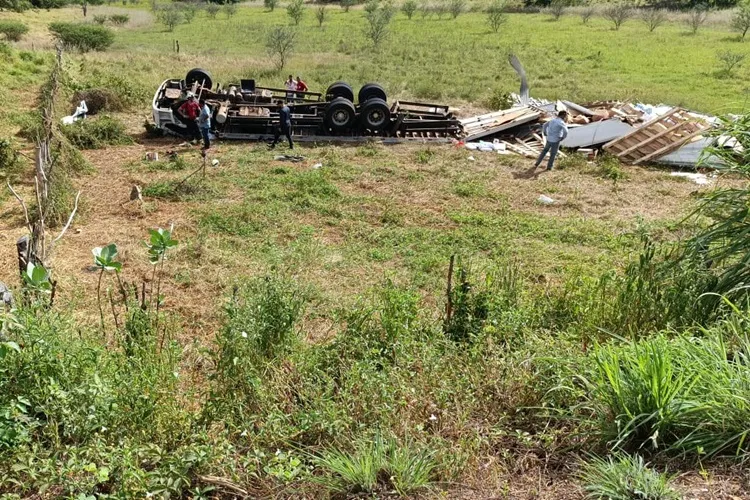 Passageiro de 28 anos morre após caminhão capotar na BR-030 em Caetité