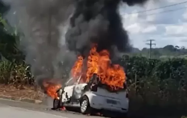 Carro fica destruído após pegar fogo na BA-263 em Vitória da Conquista