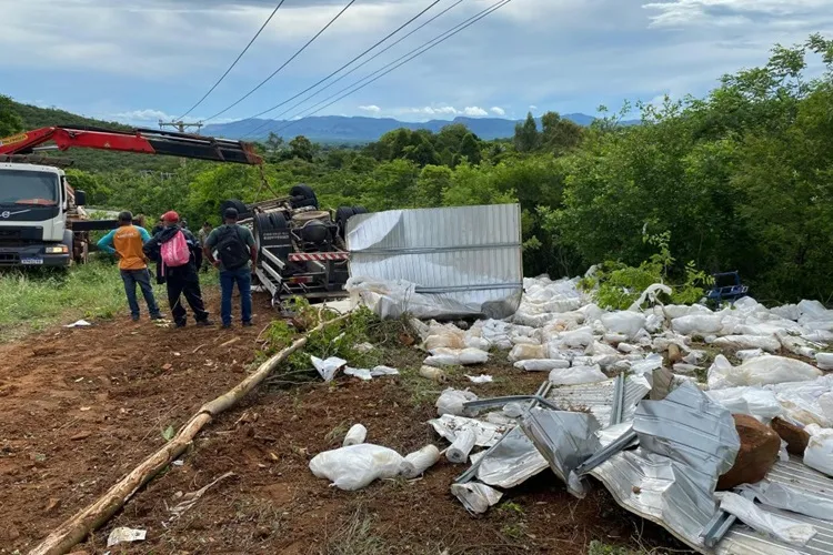 Motorista morre após caminhão tombar na BA-148 na Serra das Almas