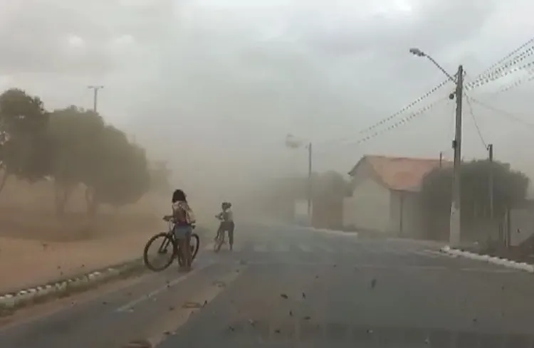 Barreiras fica encoberta de poeira durante ventania no oeste da Bahia