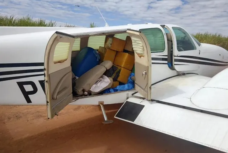 Avião interceptado por caças da FAB levava carga de cocaína estimada em R$ 12 milhões